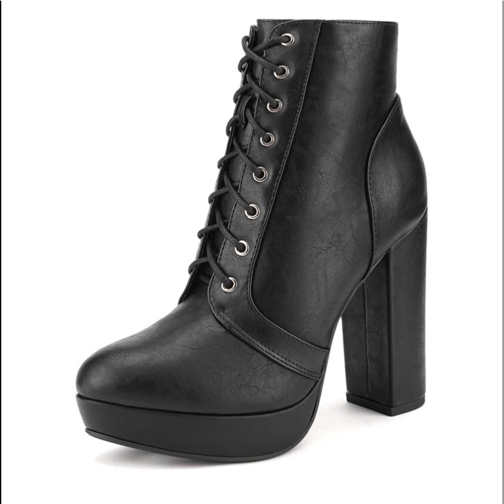 LACE UP BOOTIES